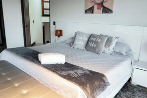 5 bedrooms, in-room safe, iron/ironing board, free WiFi - ROOMY HOUSE IN POBLADO/JACCUZZI/AC/VISITORS ALLOWED (Medellín)