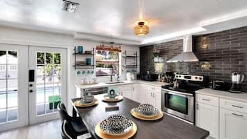 ثلاجة، ميكروويف، فرن، موقد طهي مسطح