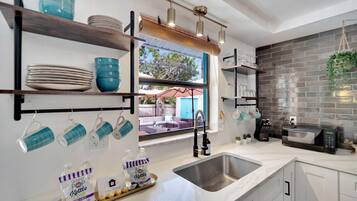 ثلاجة، ميكروويف، فرن، موقد طهي مسطح