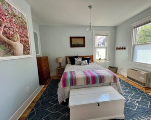 1 camera, una cassaforte in camera, una scrivania, ferro/asse da stiro