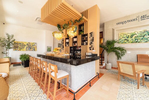 A modern lobby with a central bar area, seating arrangements, and artwork on the walls. - Hotel Empyrean Art Deco by Faranda Boutique (Santo Domingo)