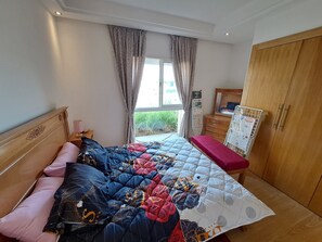 1 habitación, tabla de planchar con plancha, wifi gratis y ropa de cama