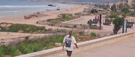 Aan het strand, ligstoelen aan het strand