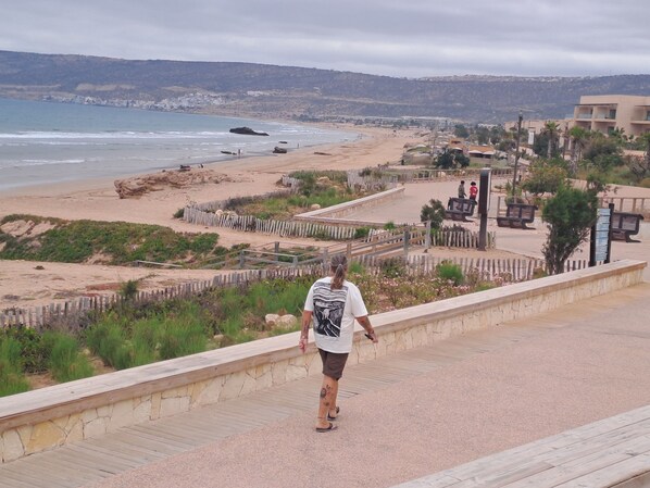 En la playa y camastros