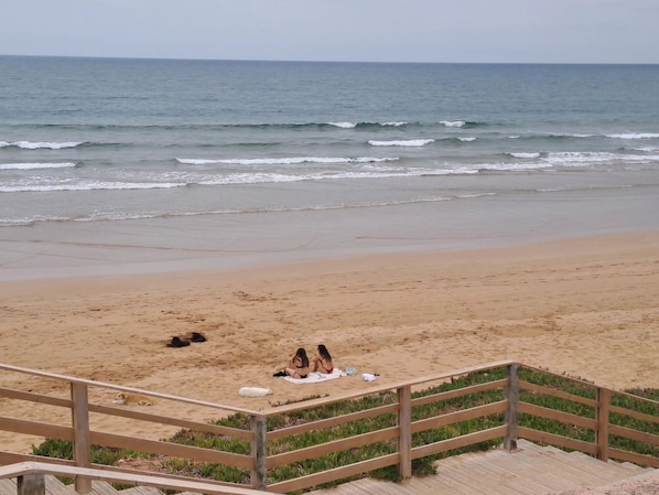 En la playa, sillas reclinables de playa