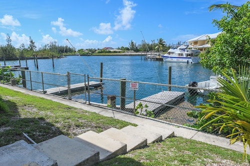 Vacation Lovers Blue Water Paradise: 2-bedroom condo with AC, WiFi in Freeport