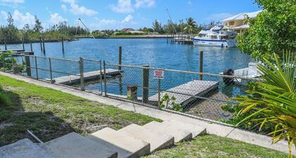 Vacation Lovers Blue Water Paradise: 2-bedroom condo with AC, WiFi in Freeport