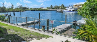 Vacation Lovers Blue Water Paradise: 2-bedroom condo with AC, WiFi in Freeport