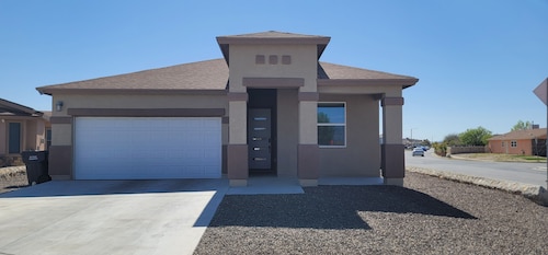 Charming 3-bedroom / with AC and WiFi in brilliant Horizon City