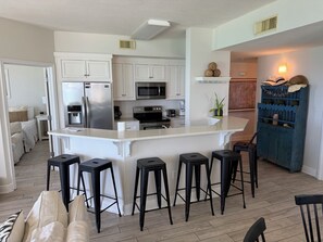 Kjøleskap, mikrobølgeovn, ovn og kokeplater