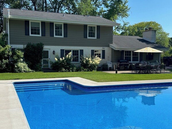 Outdoor pool - Entire House for Rent in Elm Grove with Pool (Elm Grove)