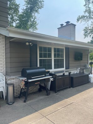 Terrace/patio - Entire House for Rent in Elm Grove with Pool (Elm Grove)