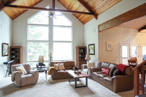 تلفزيون ذكي، مدفأة، ألعاب فيديو، كُتُب