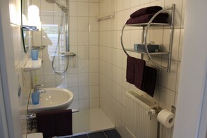 Dusche, Handtücher, Seife, Toilettenpapier