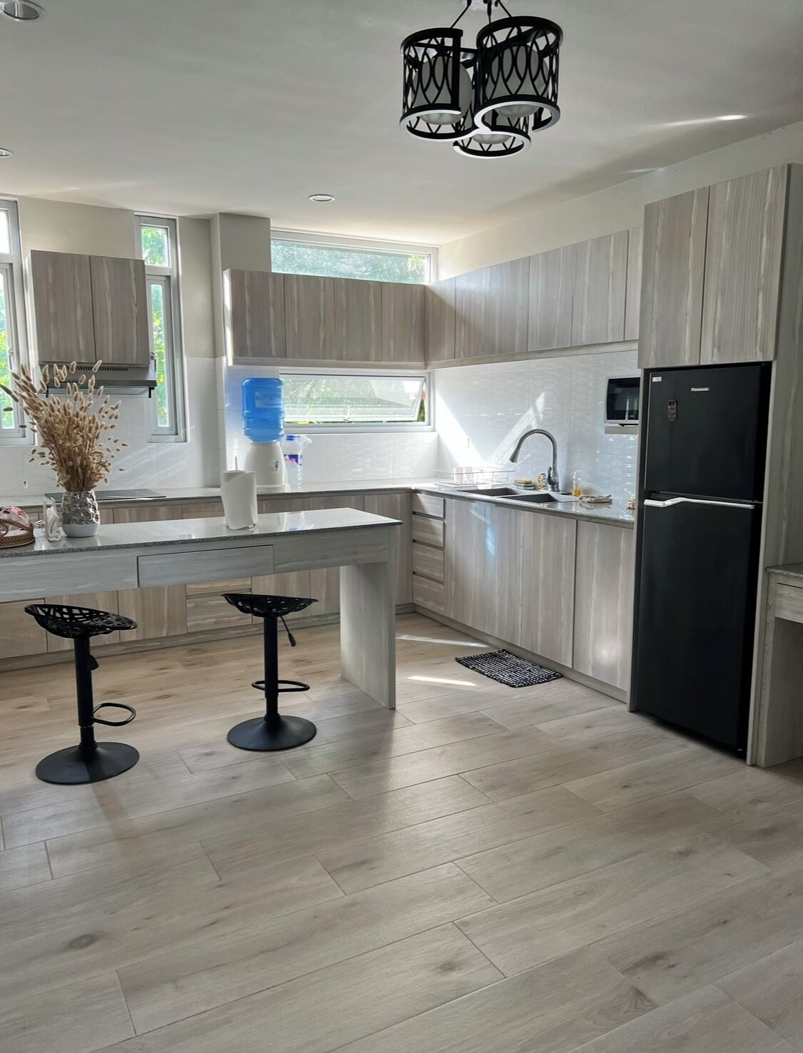 Mikrobølgeovn, kogeplade, køkkentøj/tallerkener/redskaber