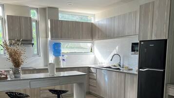 Microondas, parrilla de estufa y utensilios de cocina