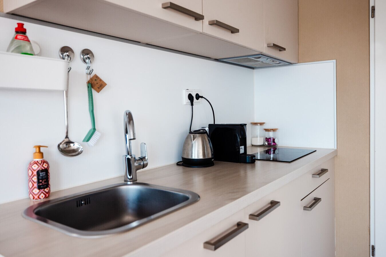 Kühlschrank, Herdplatte, Wasserkocher mit Kaffee-/Teezubehör
