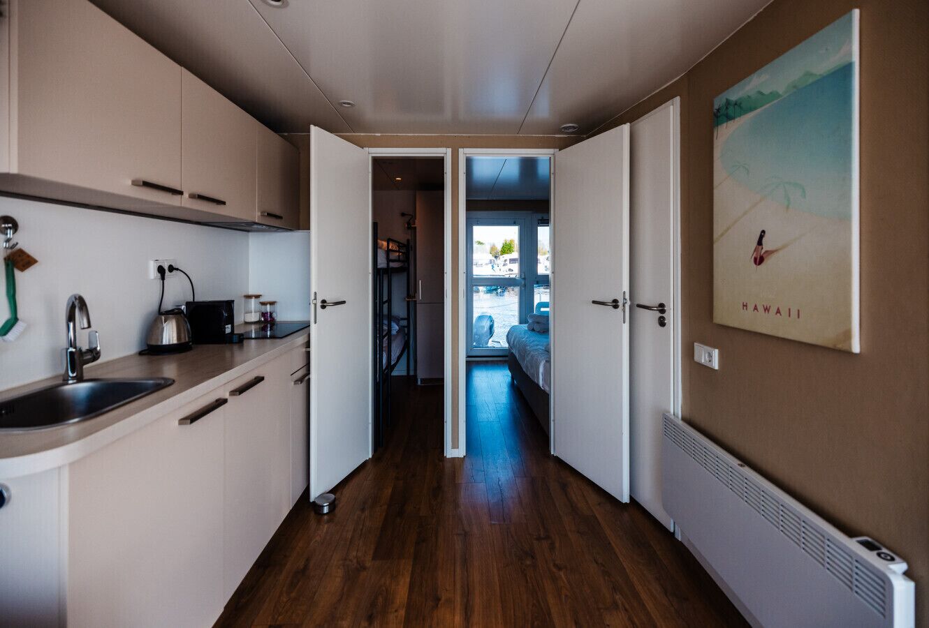 Refrigerador, parrilla de estufa y cafetera y tetera 