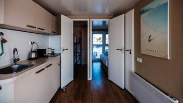 Jääkaappi, liesi, kahvin-/teenkeitin