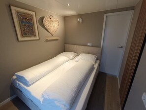 2 bedrooms, travel cot, WiFi, bed sheets