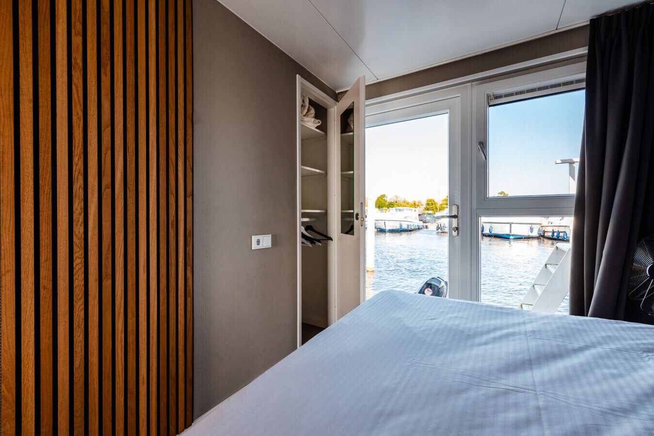 2 bedrooms, travel cot, WiFi, bed sheets