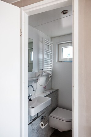 Amenidades de baño ecológicas, secadora de cabello, toallas 