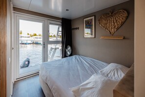 2 bedrooms, travel cot, WiFi, bed sheets