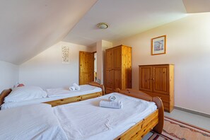 2 bedrooms, iron/ironing board, WiFi, bed sheets - Apartment near Lake Balaton for family and friends (Balatonberény)