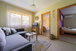 TV - Apartment near Lake Balaton for family and friends (Balatonberény)