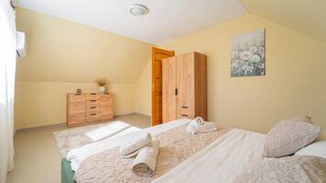 2 quartos, ferros/tábuas de passar roupa, Wi-Fi, roupa de cama