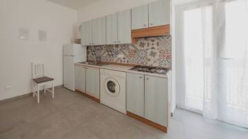 Appartement, uitzicht op zee | Privékeuken | Een koelkast, een kookplaat, een koffiezetapparaat/waterkoker