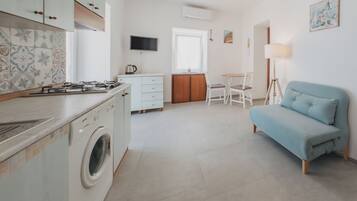 Apartamento, vista para o mar | Área de estar | TV de tela plana 32 polegadas com canais a cabo