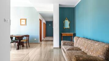 Bloc d'apartaments | Sala d'estar | Televisor de pantalla plana de 35 polzades amb canals digitals