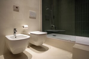 Dusche, Haartrockner, Bidet, Handtücher