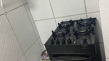 Quarto casal econômico | Cozinha compartilhada | Geladeira grande, fogão, talheres/pratos/utensílios de cozinha