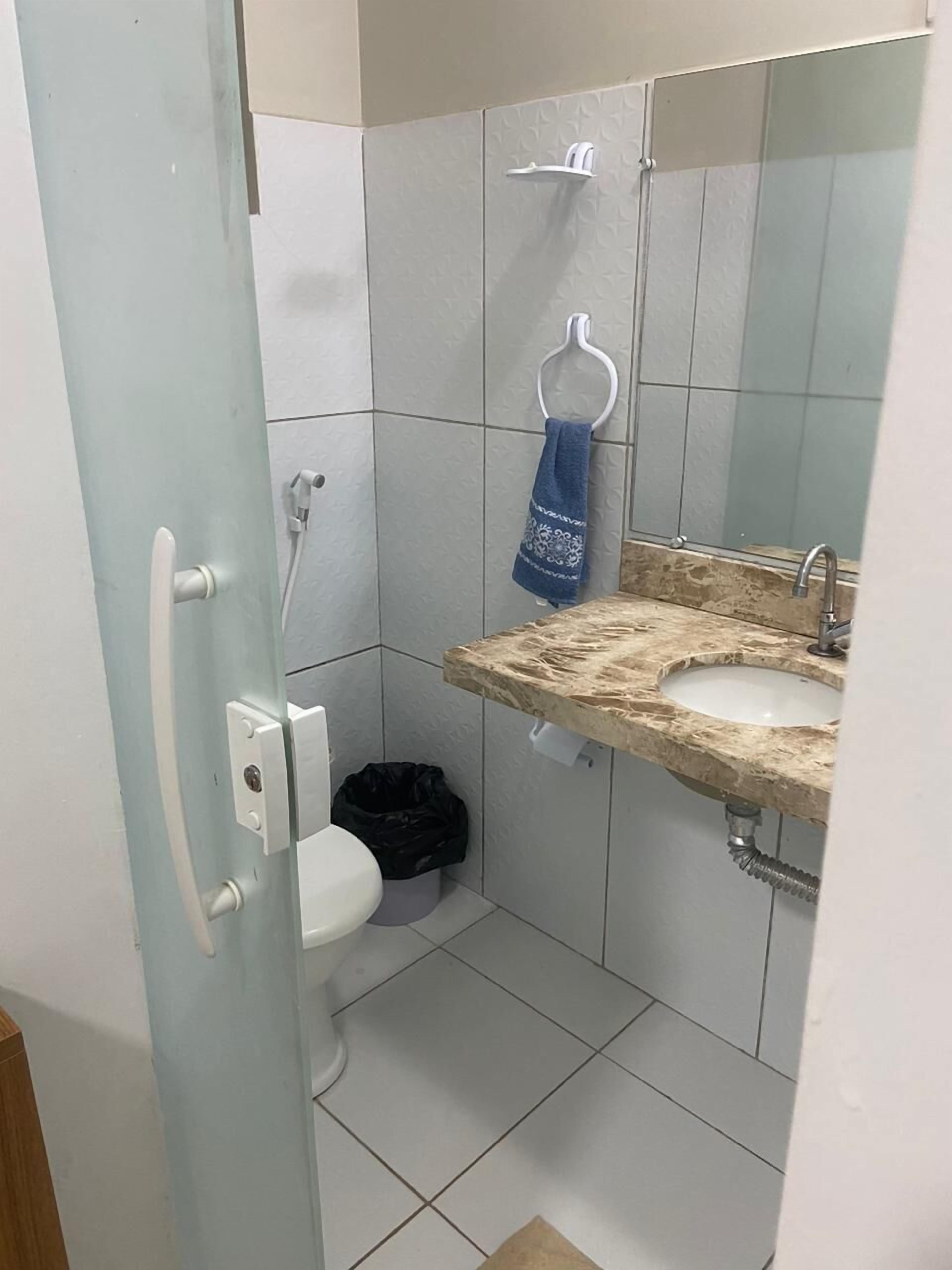 Quarto casal econômico | Banheiro | Chuveiro, toalhas de banho, sabonete, papel higiênico