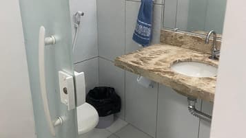 Quarto casal econômico | Banheiro | Chuveiro, toalhas de banho, sabonete, papel higiênico
