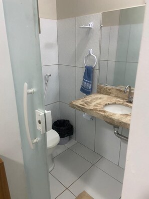 Habitación económica doble | Baño | Ducha, toallas, jabón y papel higiénico