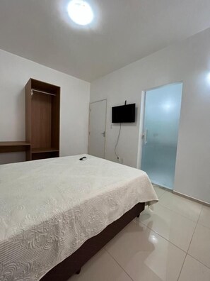 Escritorio, espacio para trabajar con laptop y cortinas blackout 