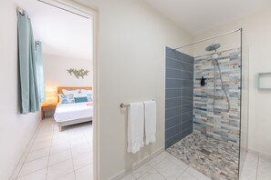Shower, hair dryer, towels - Bel Embrun - Villa Iléenne (Les Trois-Ilets)