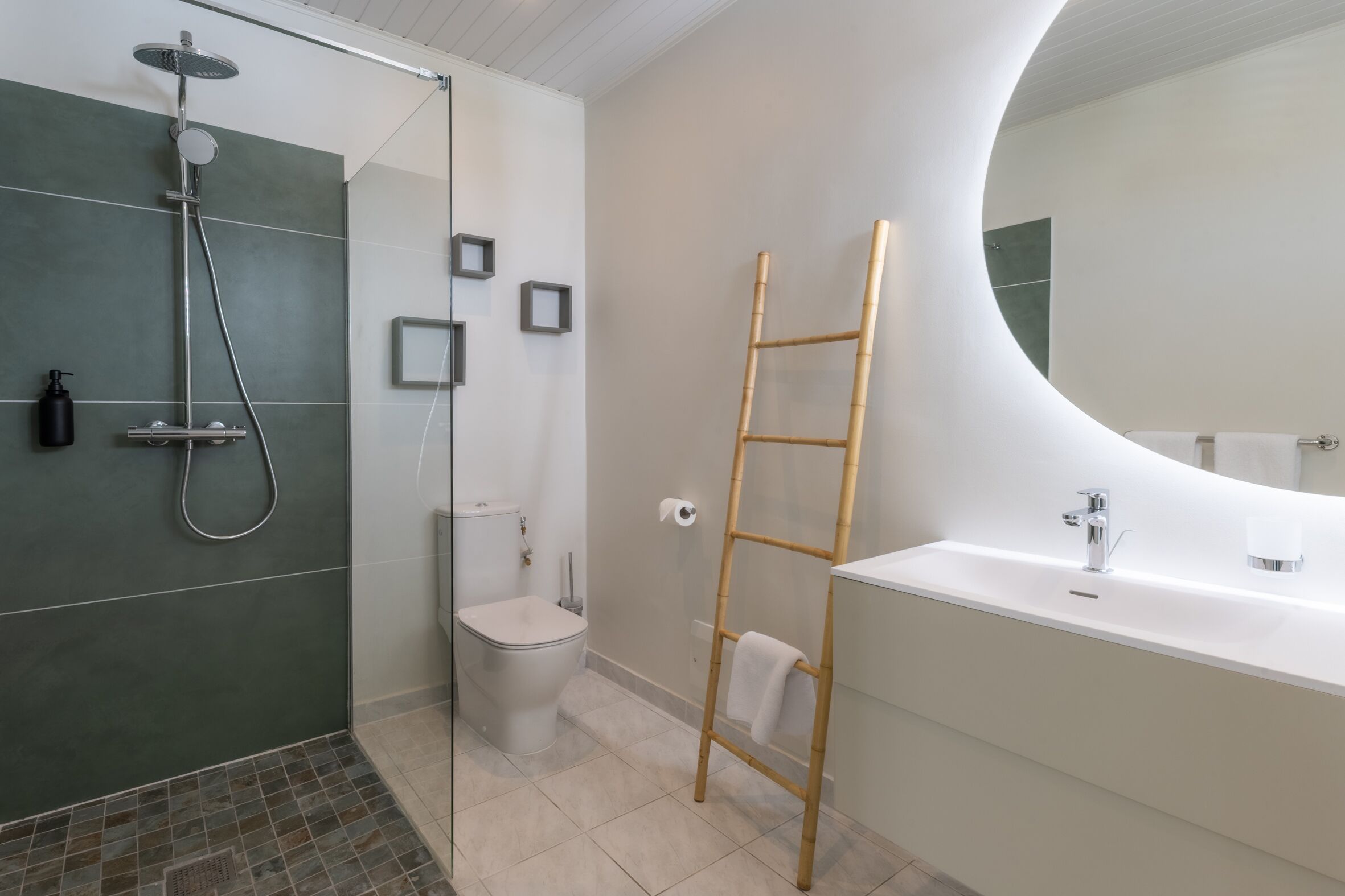 Douche, sèche-cheveux, serviettes fournies, savon