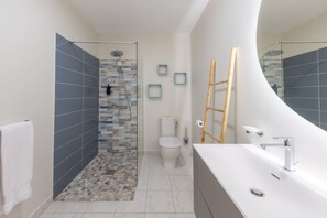 A modern bathroom with a shower, toilet, and a large mirror. - Bel Embrun - Villa Iléenne (Les Trois-Ilets)