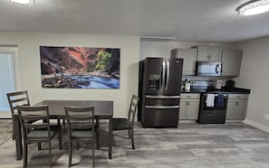 Frigorífico, microondas, horno y placa de cocina