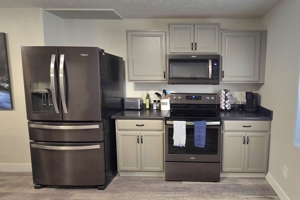 Réfrigérateur, micro-ondes, four, plaque de cuisson