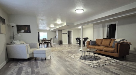 Smart TV, books. Cedar City, Basement Apartment. Five minutes from the I-15. Pet, family friendly