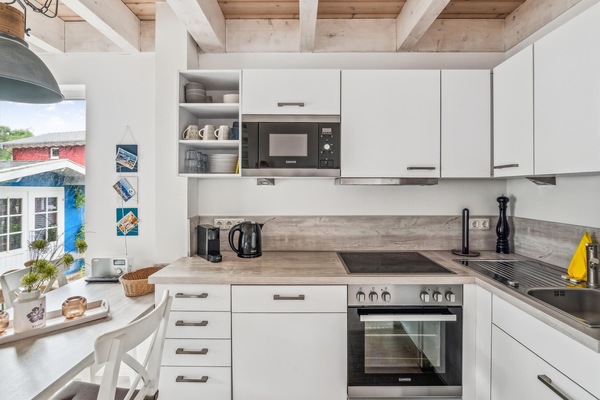 Een koelkast, een kookplaat, een vaatwasser