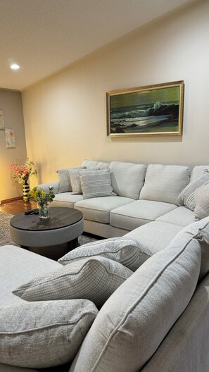 TV - Spacious House in Winnipeg
5 bads 3 rooms 10 guests  (Winnipeg)