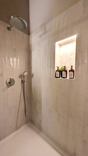 Een douche, een haardroger, handdoeken, zeep