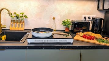 Fridge, microwave, oven, coffee/tea maker