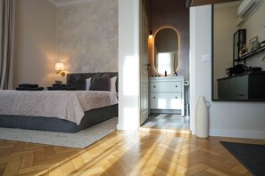 1 bedroom, desk, iron/ironing board, free WiFi - Elegant Studio in the Historic Center, AC, Quiet Area (Sibiu)